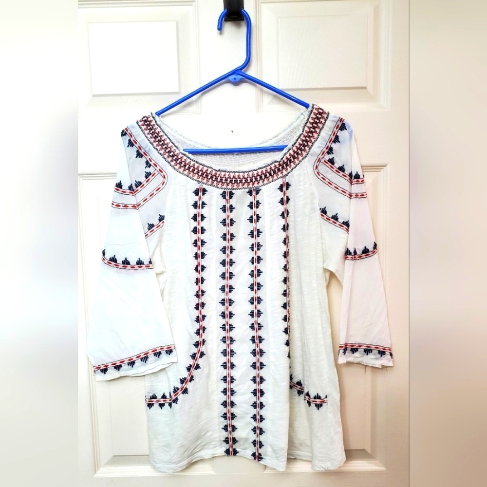 Lucky brand women’s white with blue embroidery top, medium